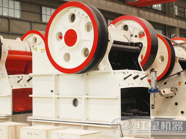 大型液壓鄂式破碎機，過載保護避免設(shè)備損壞