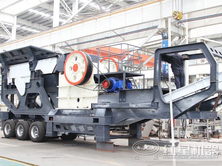 小型移動(dòng)顎式破碎車集給料、破碎、傳輸為一體
