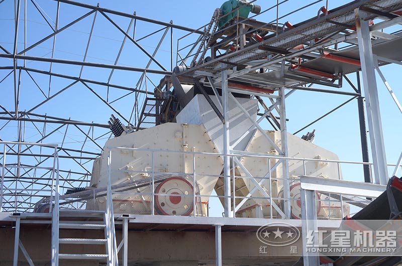 反擊式破碎機(jī)作業(yè)現(xiàn)場圖 反擊式破碎機(jī)作業(yè)現(xiàn)場圖