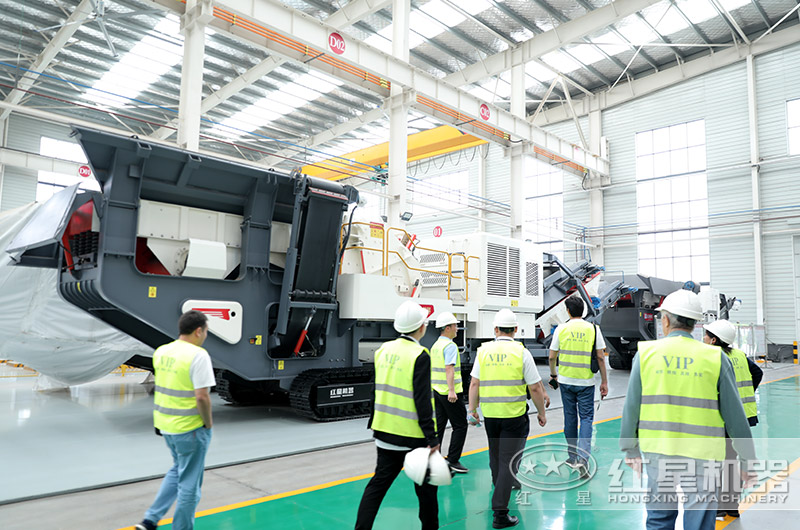 客戶來廠選購移動破碎站 客戶來廠選購移動破碎站