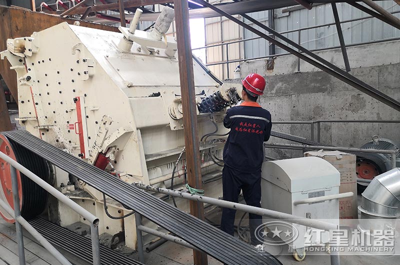 反擊式破碎機(jī)現(xiàn)場(chǎng)