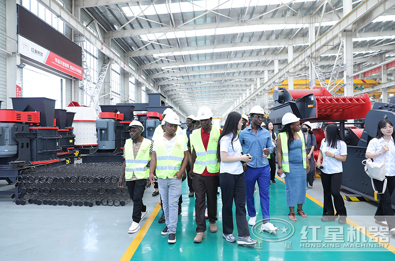 客戶參觀廠區選購產品中