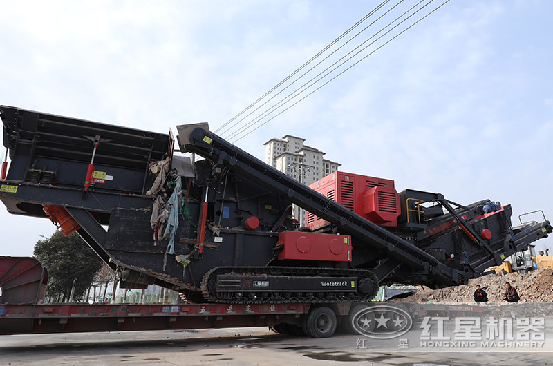 移動破碎站轉(zhuǎn)場作業(yè)中 移動破碎站轉(zhuǎn)場作業(yè)中