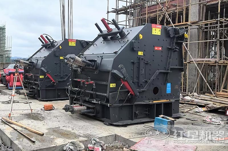 反擊式破碎機(jī)大型現(xiàn)場(chǎng)安裝中